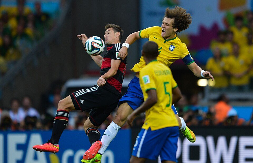 David Luiz und Miroslav Klose im Kopfballduell