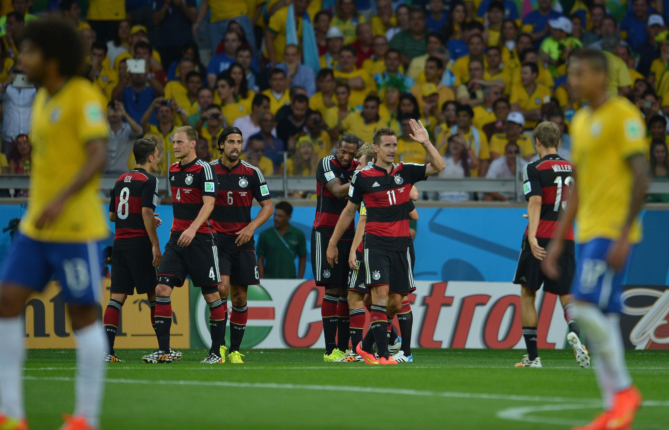 Deutsche Spieler sammeln sich zum Jubel, brasilianische Spieler gehen zurück