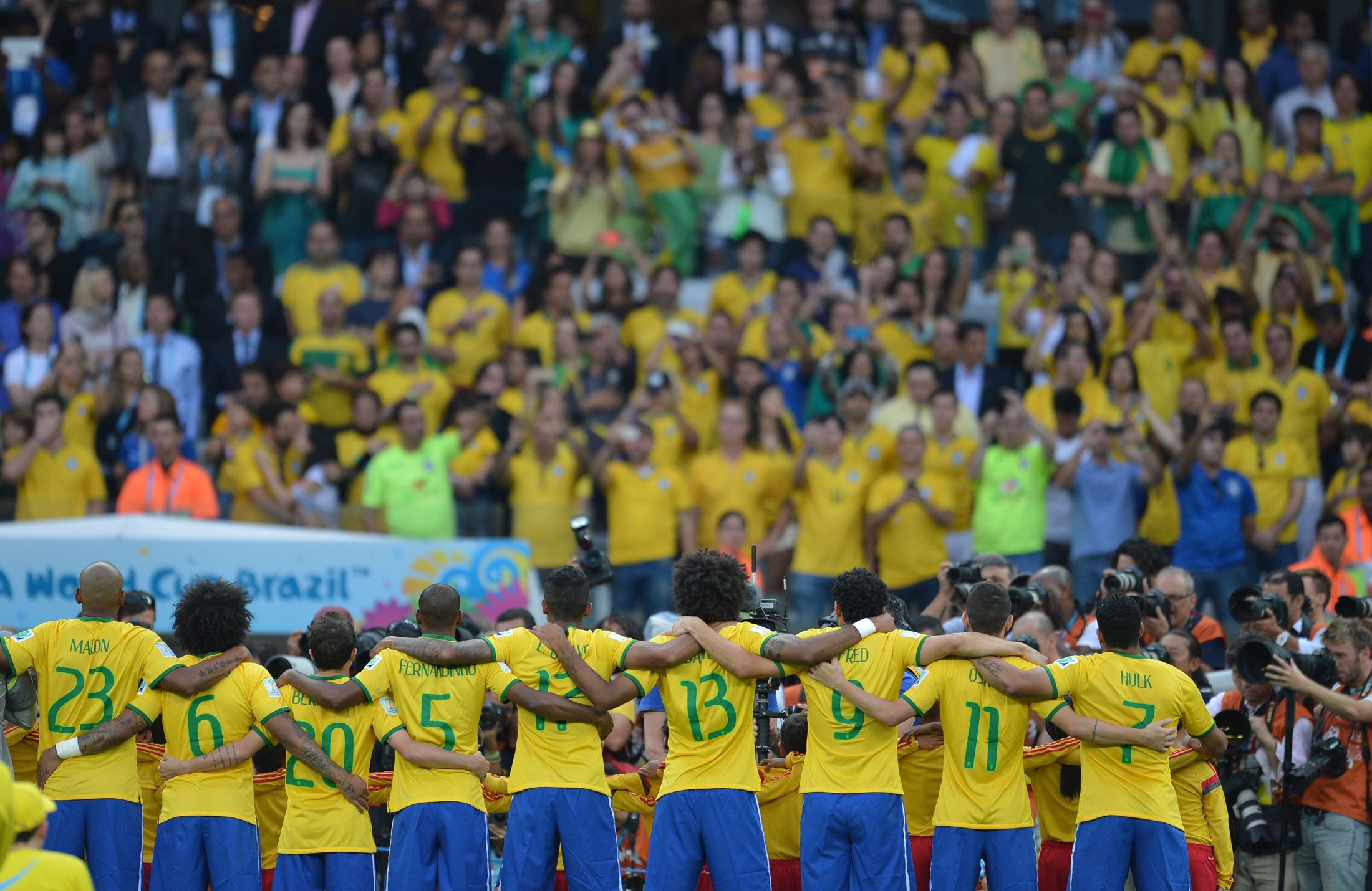 Brasiliens Spieler Arm in Arm vor dem Anpfiff
